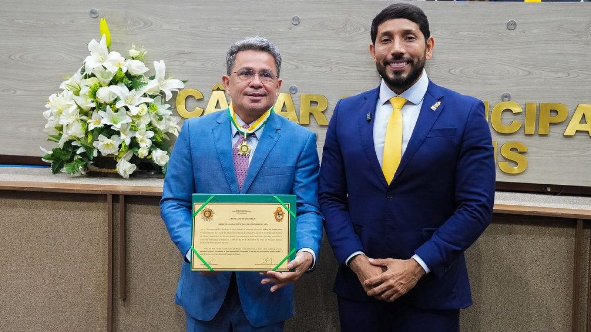Dr. Eduardo Assis homenageia o vice-governador Tadeu de Souza com a Medalha de Ouro da Cidade de Manaus