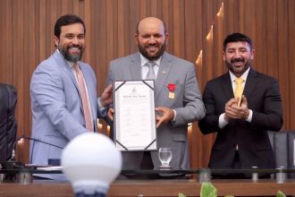 Carlinhos Bessa destaca trajetória e gestão de Nicson Marreira durante entrega da Medalha Ruy Araújo na Aleam