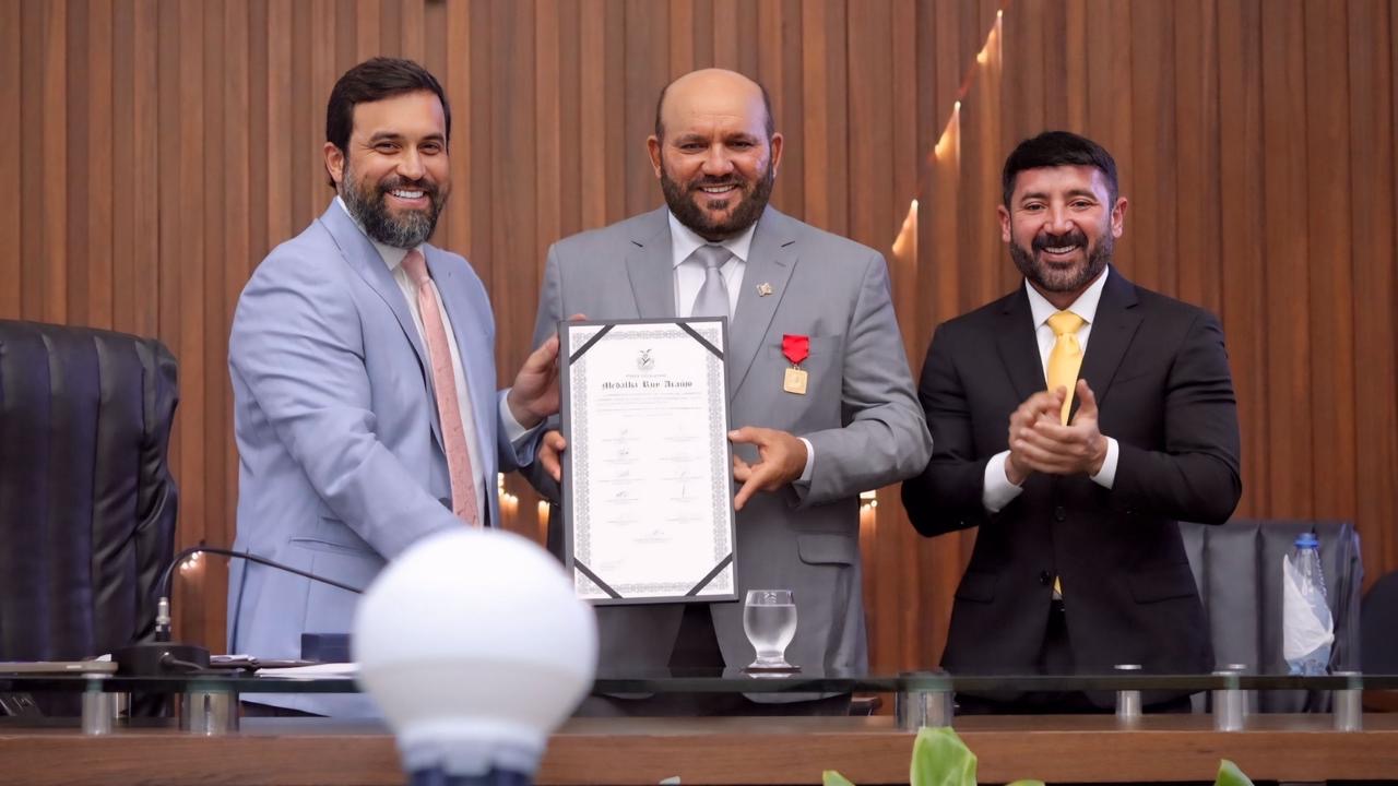 Carlinhos Bessa destaca trajetória e gestão de Nicson Marreira durante entrega da Medalha Ruy Araújo na Aleam