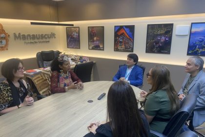 Prefeitura de Manaus recebe rainha Diambi em encontro que fortalece diálogo cultural, social e turístico entre Brasil e África