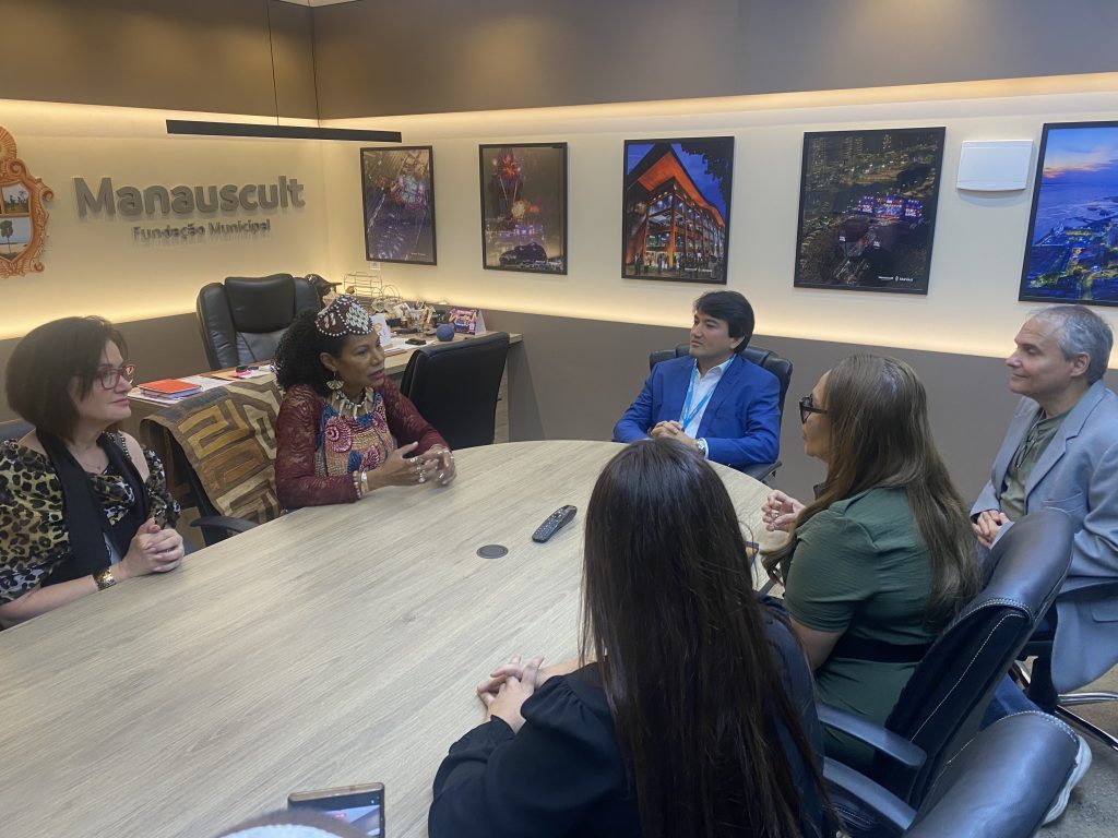 Prefeitura de Manaus recebe rainha Diambi em encontro que fortalece diálogo cultural, social e turístico entre Brasil e África
