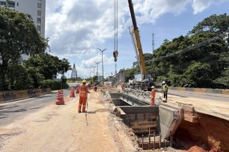 Instalação de vigas metálicas na ponte da avenida do Turismo