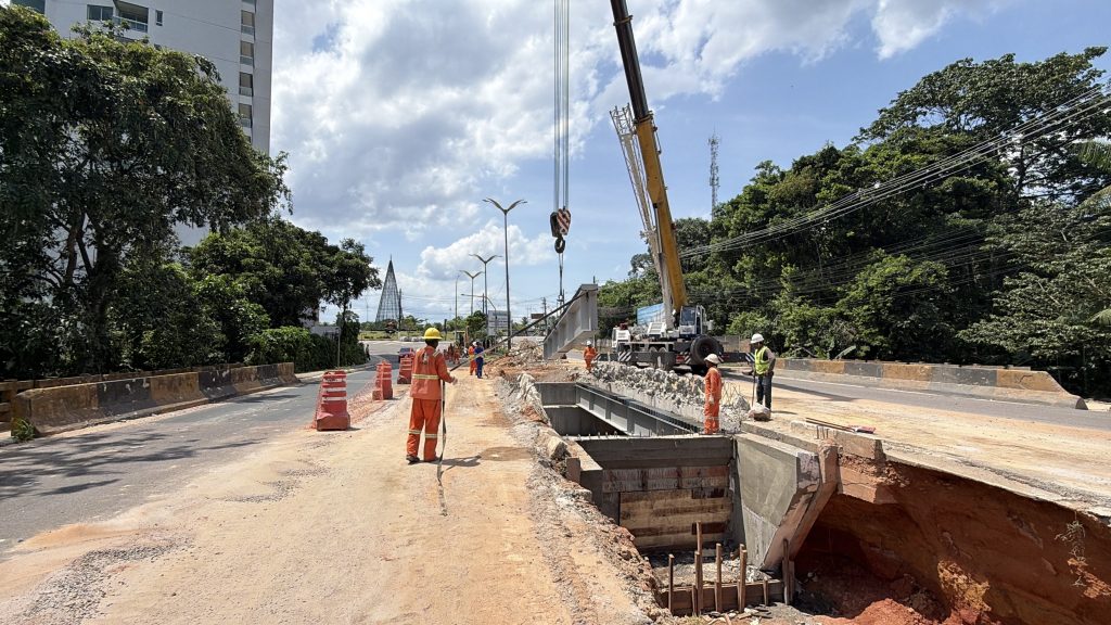 Instalação de vigas metálicas na ponte da avenida do Turismo