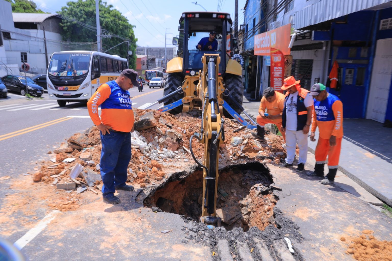 Prefeitura executa obra emergencial em trecho da avenida Tefé