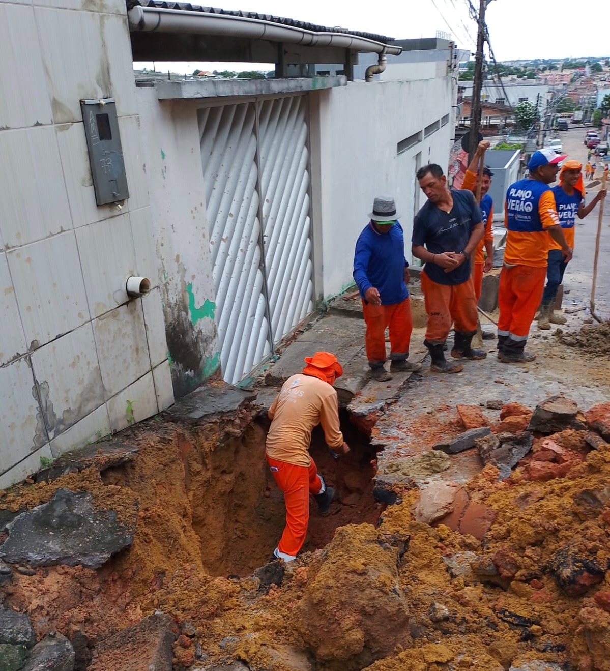 Manutenção em galeria subterrânea no bairro São Francisco