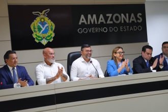 Líder do Governo destaca importância do anúncio de pacote de valorização aos servidores da educação