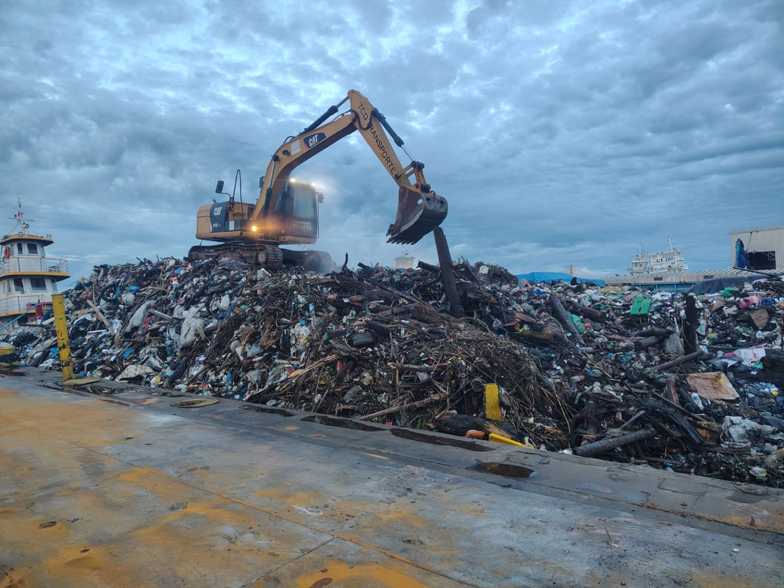 Prefeitura fecha 2025 com mais de 3,4 mil toneladas de resíduos retiradas da orla do rio Negro