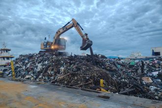 Prefeitura fecha 2025 com mais de 3,4 mil toneladas de resíduos retiradas da orla do rio Negro