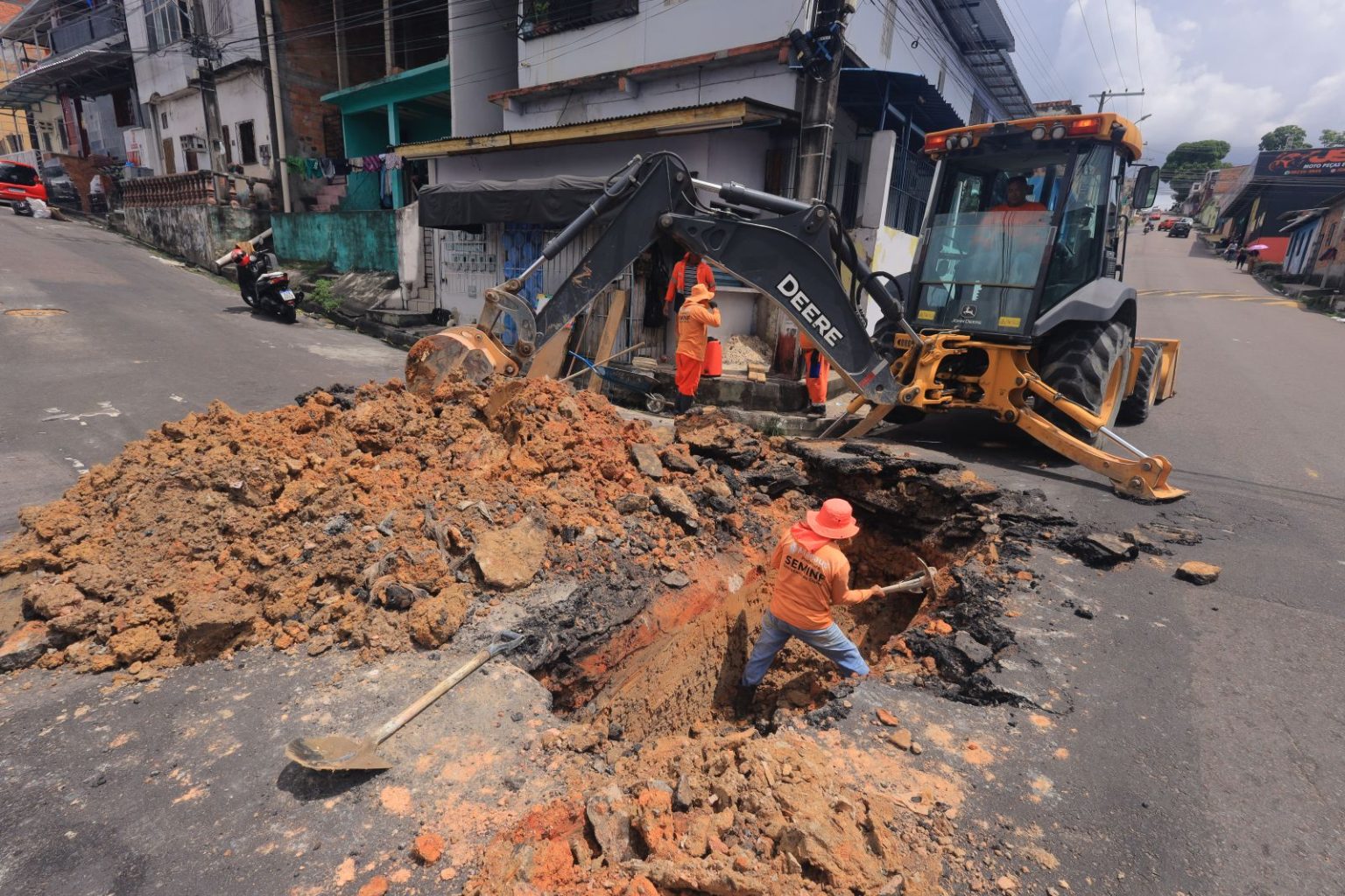 Prefeitura de Manaus realiza manutenção de rede de drenagem profunda no bairro São José Operário
