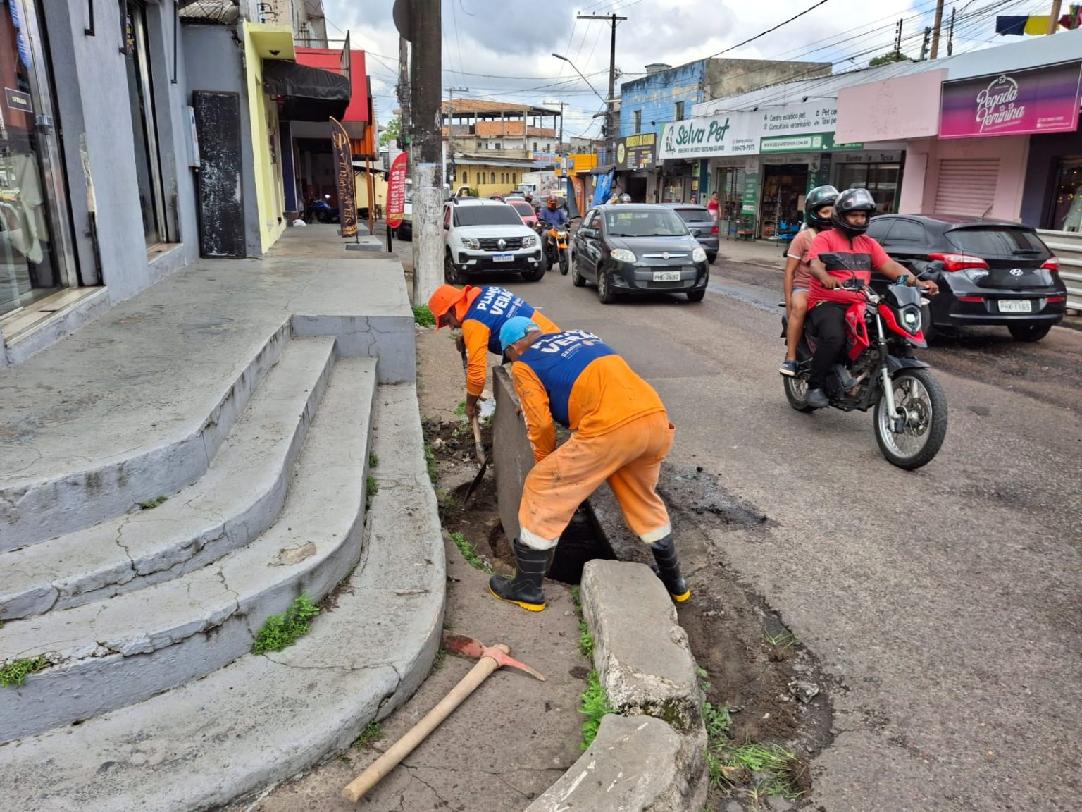 Prefeitura de Manaus intensifica serviços de limpeza de drenagem