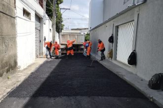 Prefeitura de Manaus realiza recapeamento no bairro Parque 10
