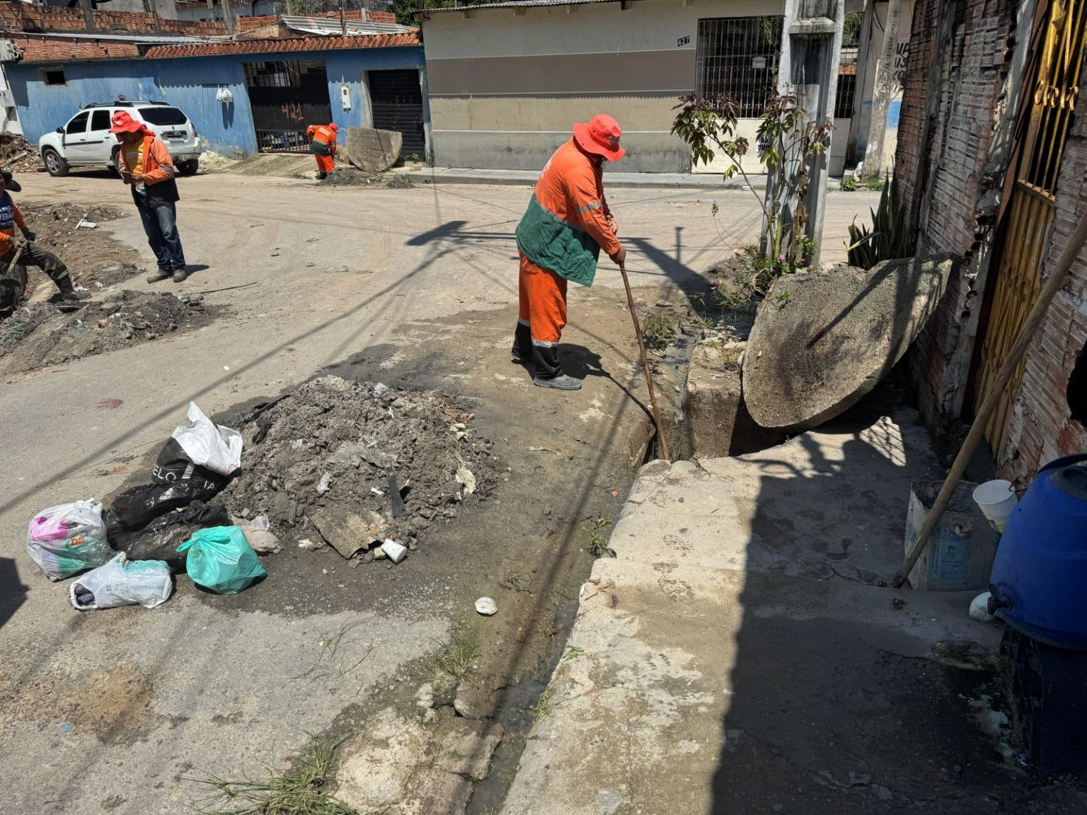Prefeitura realiza limpeza e desobstrução em caixas coletoras