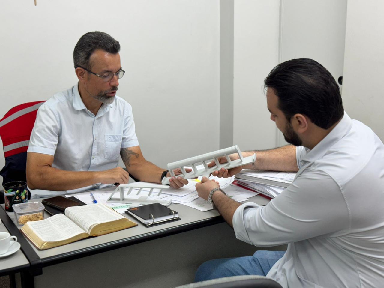 Prefeitura discute projeto-piloto para organizar fiação aérea e reduzir poluição visual na capital