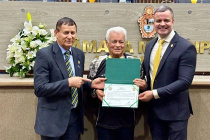 Roberto Sabino entrega Medalha de Ouro Cidade de Manaus ao Coronel Francisco Orleilson