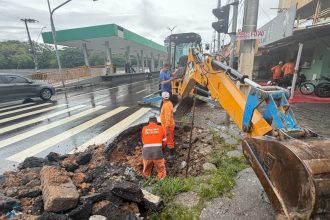 Prefeitura de Manaus atua de forma emergencial na manutenção de drenagem profunda na avenida Constantino Nery