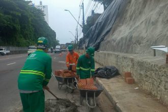 Trabalho de implantação de canaleta na avenida Mário Ypiranga