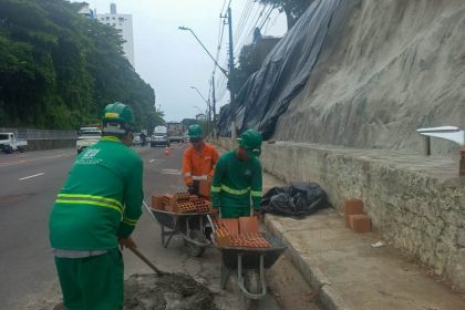 Trabalho de implantação de canaleta na avenida Mário Ypiranga