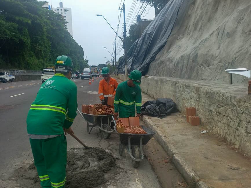 Trabalho de implantação de canaleta na avenida Mário Ypiranga