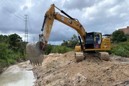 Prefeitura intensifica ações preventivas e realiza dragagem em igarapé do Jorge Teixeira durante período chuvoso