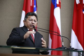 Sinésio Campos anuncia publicação de portaria que garante regularização fundiária para 3.500 famílias em Manaus