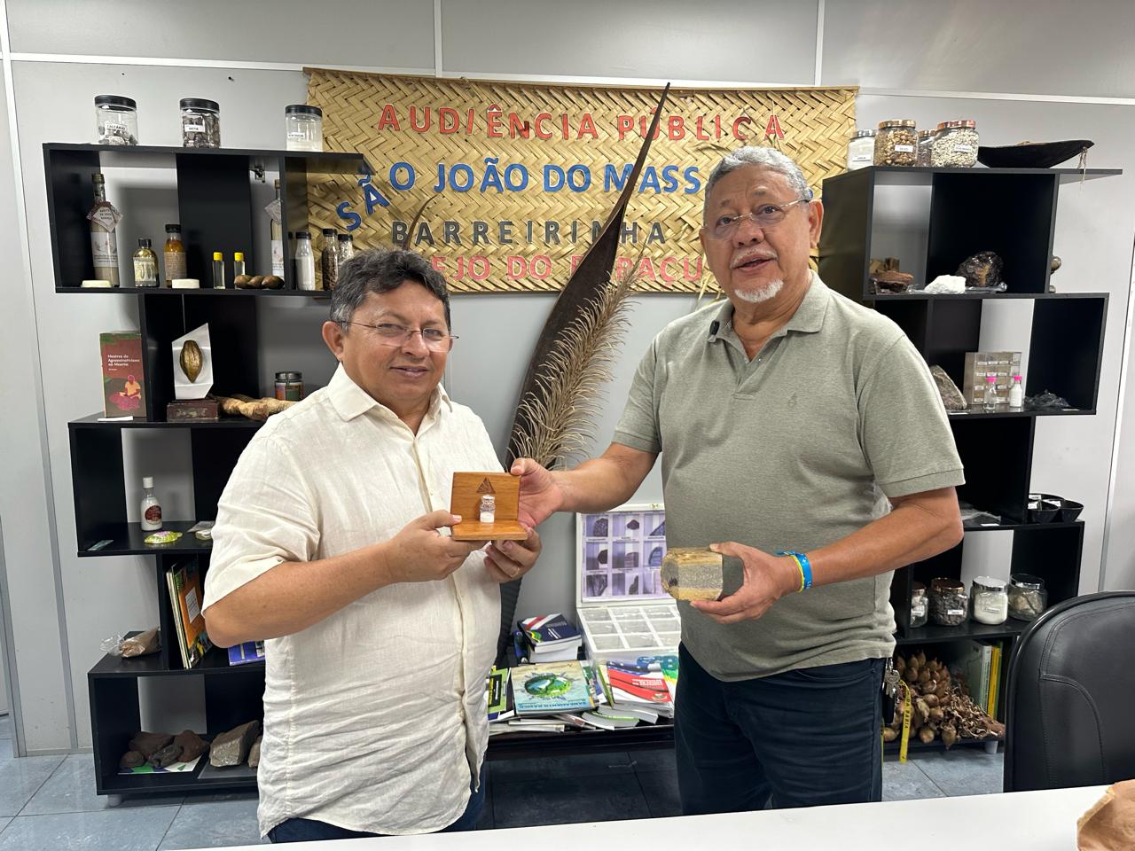 Sinésio Campos e Secretaria de Mineração discutem potencial do Amazonas para produção de fertilizantes