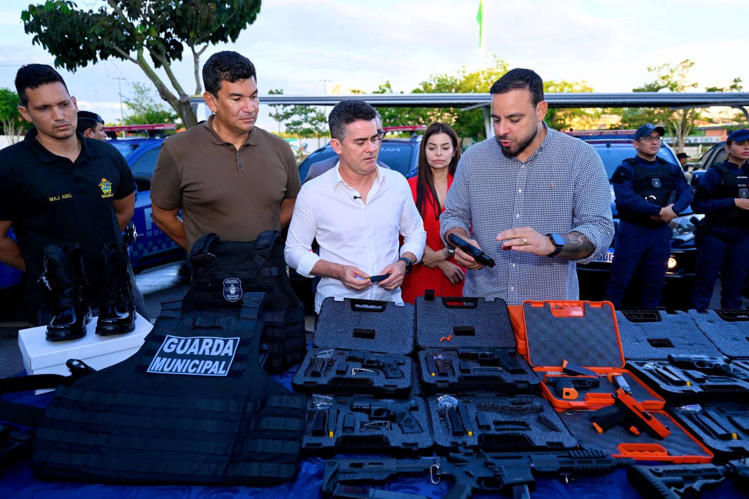 Prefeito entrega novos armamentos e coloca Manaus na liderança nacional em segurança municipal