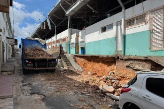 Equipes da Prefeitura de Manaus realizam medida emergencial no entorno da feira Porto do Ceasa após fortes chuvas