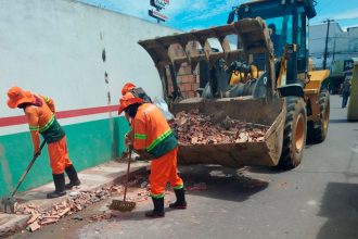 Ocupações irregulares em calçadas são alvo de demolição