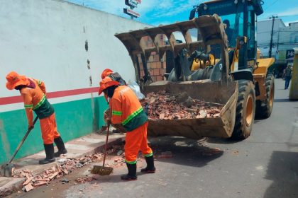 Ocupações irregulares em calçadas são alvo de demolição