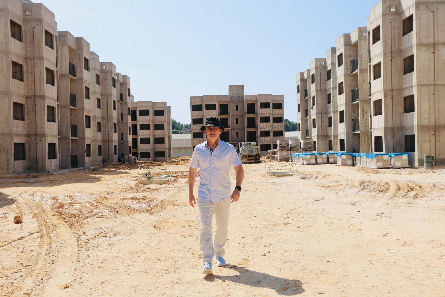 Prefeito David Almeida vistoria habitacionais com 98% de avanço