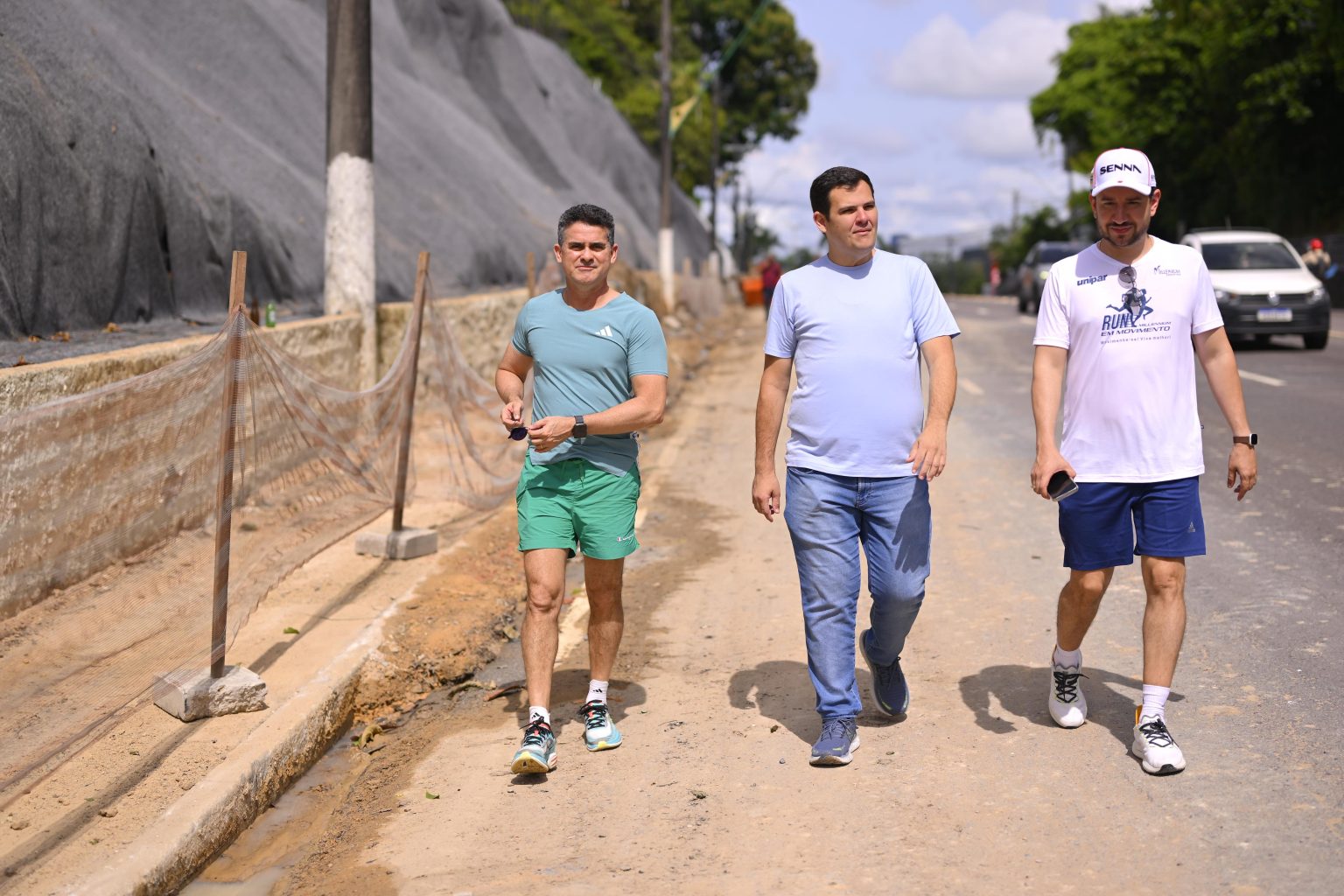 Prefeito vistoria avanço de obra na avenida Mário Ypiranga