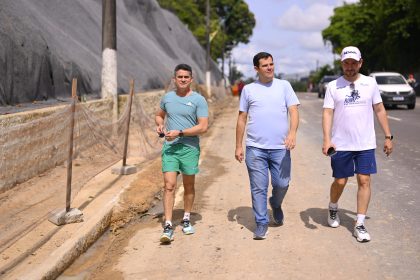 Prefeito vistoria avanço de obra na avenida Mário Ypiranga