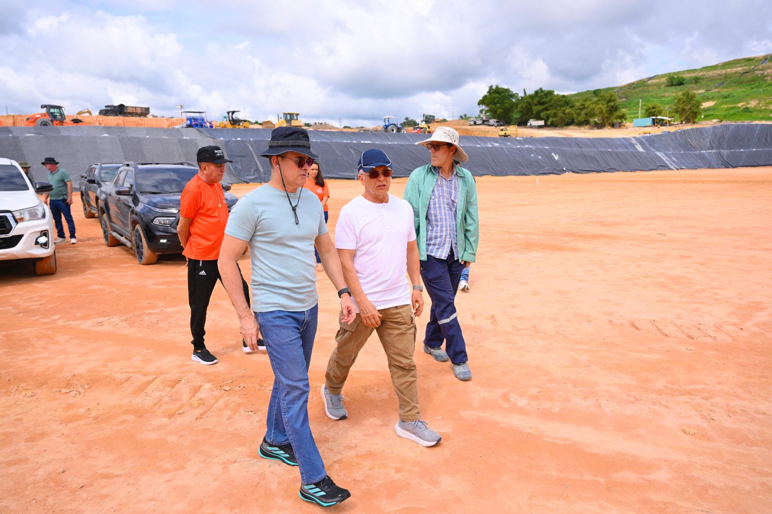 Prefeito David Almeida acompanha avanço de 75% do primeiro núcleo do novo aterro sanitário e destaca solução histórica para resíduos sólidos em Manaus