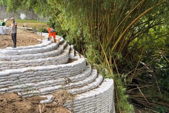 Pronta resposta da prefeitura executa contenção em rip-rap e garante segurança na avenida Professor Nilton Lins