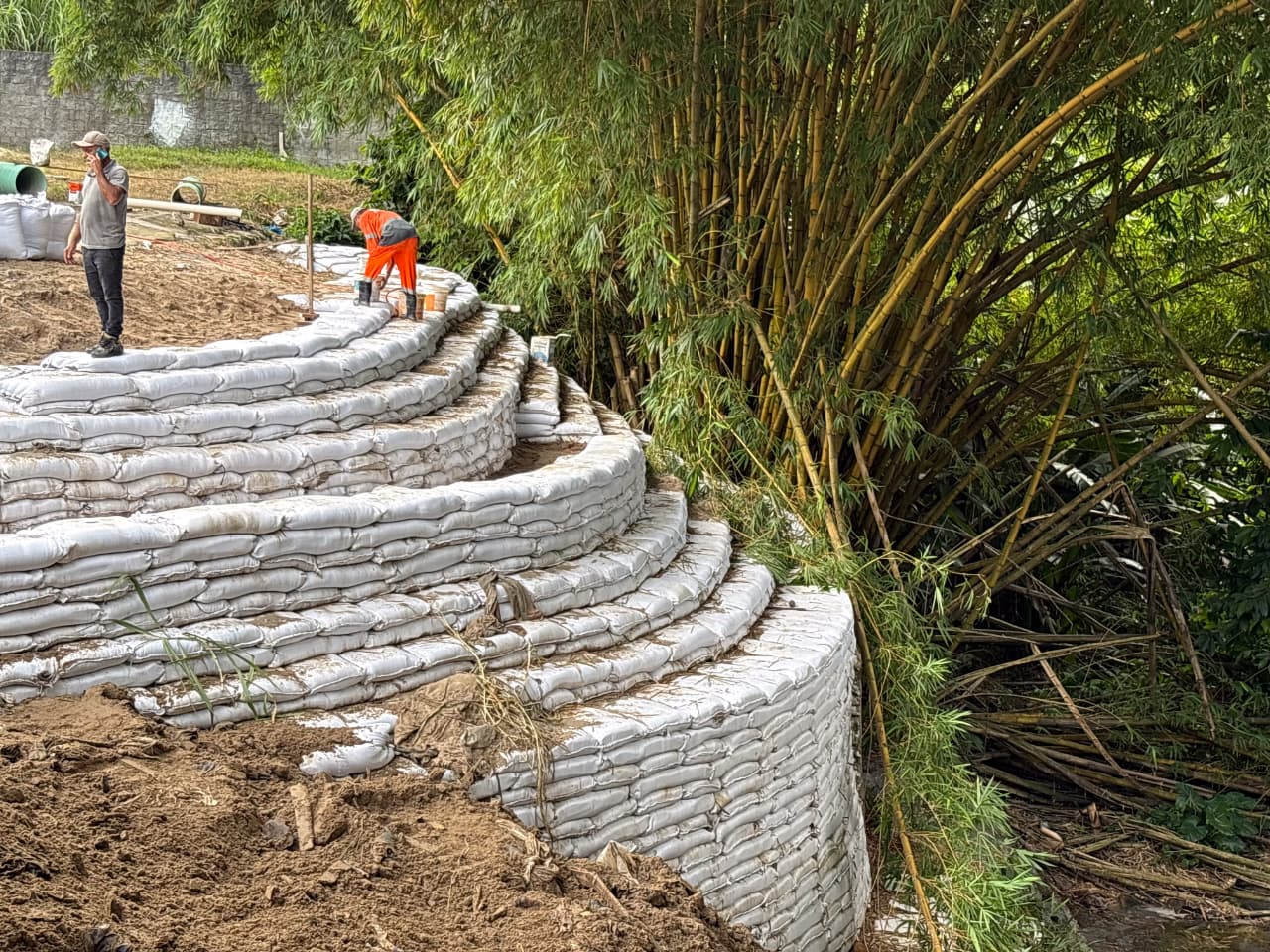 Pronta resposta da prefeitura executa contenção em rip-rap e garante segurança na avenida Professor Nilton Lins