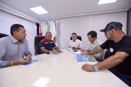 Aleam entrega versão impressa da Lei Orgânica ao município de Canutama