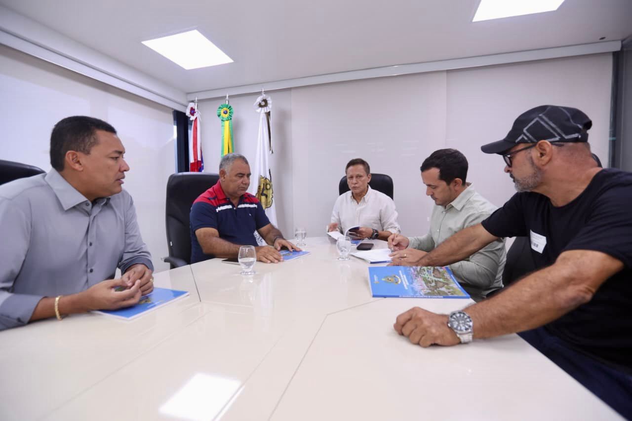 Aleam entrega versão impressa da Lei Orgânica ao município de Canutama