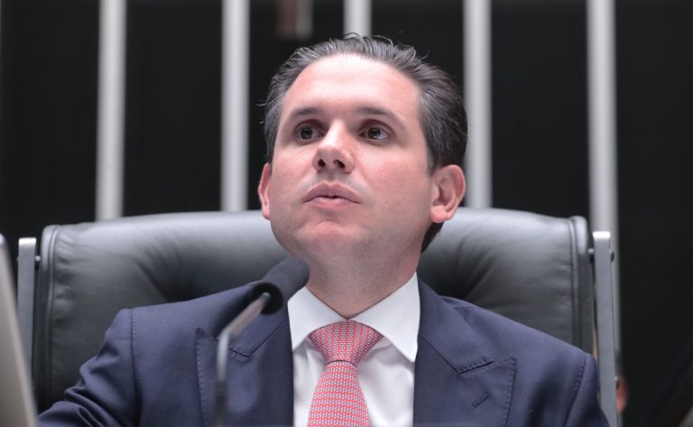 Aprovação de projeto que regulamenta a reforma tributária vai reduzir custos para o cidadão, diz Motta