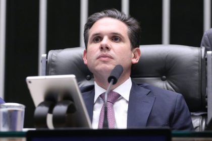 Hugo Motta comemora aprovação de projeto que reduz benefícios fiscais