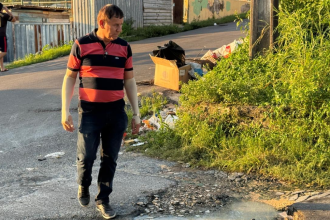 Roberto Sabino visita bairro Petrópolis e solicita serviços para quatro ruas