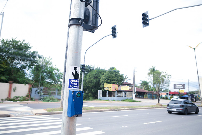 Prefeitura ativa semáforo para pedestres na avenida do Turismo