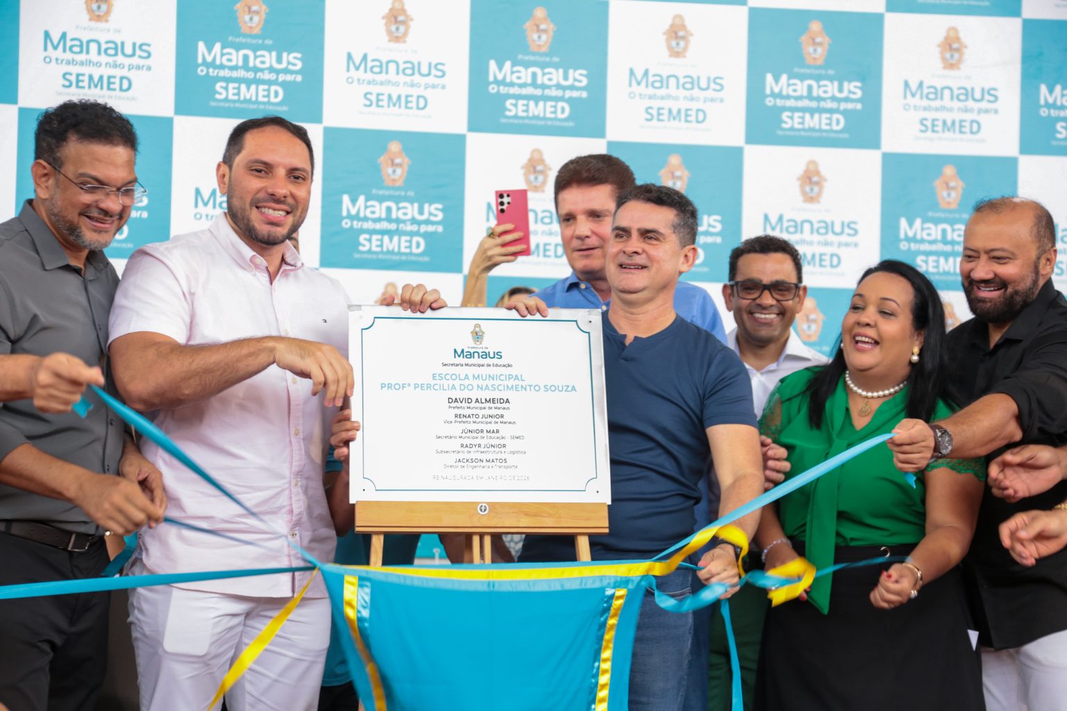 Prefeito David Almeida entrega escola revitalizada na Compensa