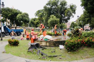 Prefeitura alerta para retrabalho de limpeza na praça da Matriz
