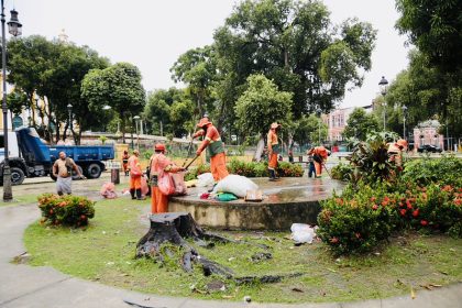 Prefeitura alerta para retrabalho de limpeza na praça da Matriz