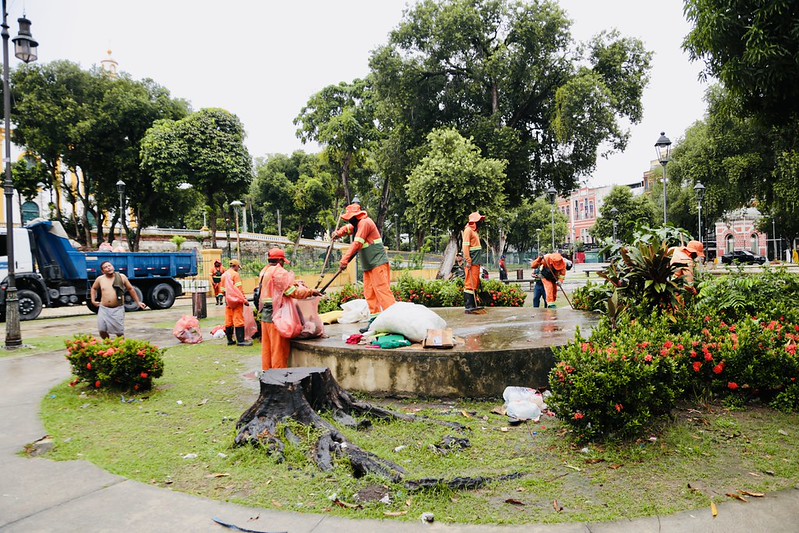 Prefeitura alerta para retrabalho de limpeza na praça da Matriz