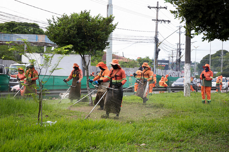 Prefeitura intensifica limpeza em corredores viários
