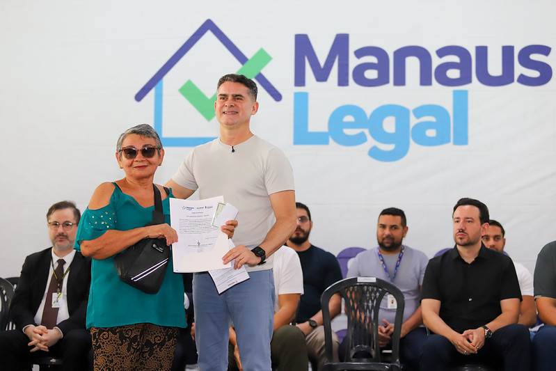 Prefeito David Almeida põe fim à espera histórica e entrega 350 registros de imóveis a famílias da Betânia
