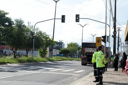 Prefeitura instala semáforo para reforçar segurança viária em frente a escola na zona Norte