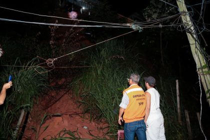 Equipes da Prefeitura de Manaus vão às ruas atender ocorrências das chuvas desta sexta