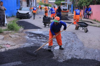 Prefeitura realiza recuperação asfáltica no bairro Japiim